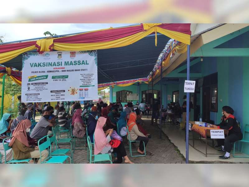 Percepat Terwujudnya Herd Immunity, Polres Blora Bersama Komascipol dan DKM Gelar Vaksinasi