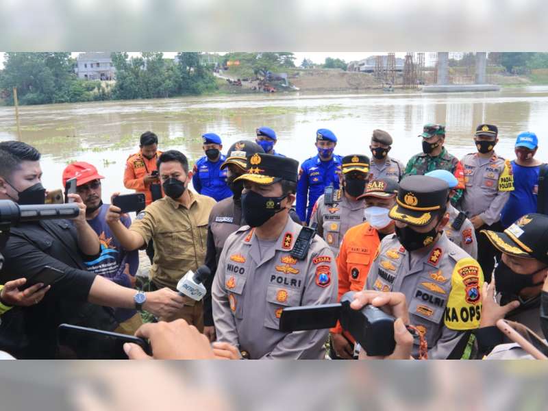 Kapolda Jatim Pantau Proses Pencarian Korban Perahu Tenggelam di Bengawan Solo Tuban
