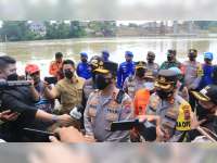 Kapolda Jatim Pantau Proses Pencarian Korban Perahu Tenggelam di Bengawan Solo Tuban