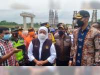 Gubernur Jawa Timur Pantau Proses Pencarian Perahu Tenggelam di Sungai Bengawan Solo Tuban
