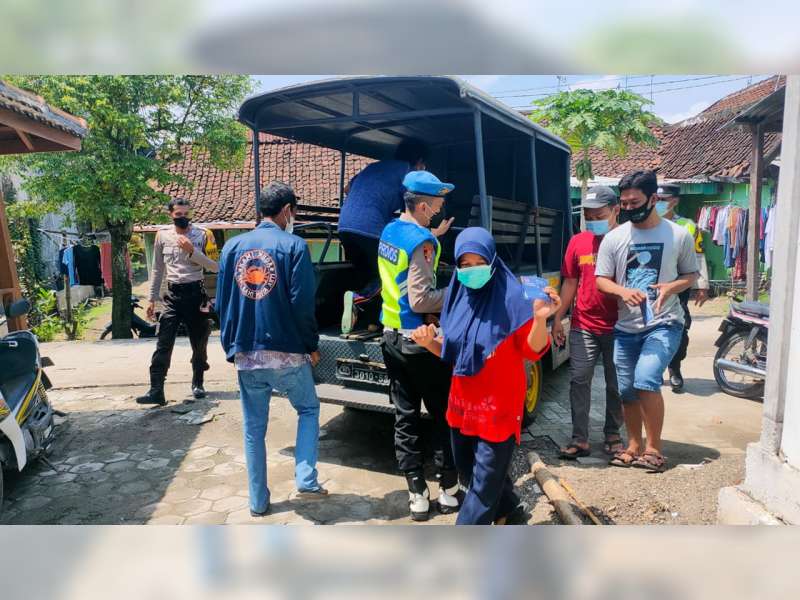 Polisi di Kalitidu, Bojonegoro, Antar Jemput Warga ke Lokasi Vaksinasi COVID-19