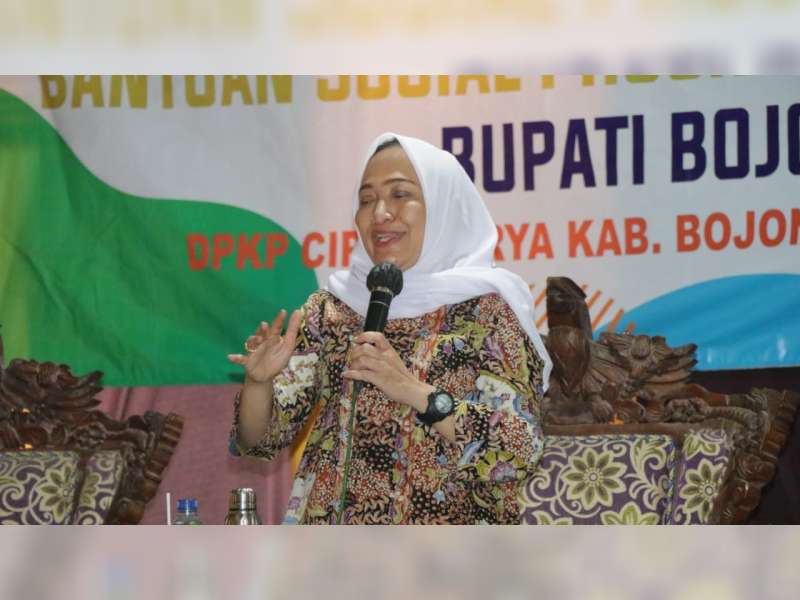 Bupati Bojonegoro Serahkan Bantun Sosial Rehabilitasi Rumah Tidak Layak Huni Melalui Program Aladin