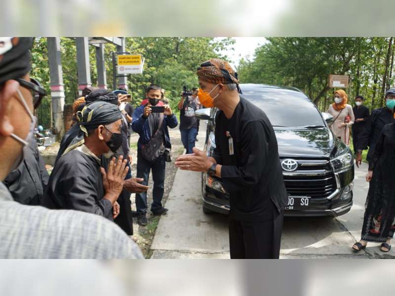 Kunjungi Kampung Samin, Ganjar Pranowo 'Ground Breaking' Akses Air Bersih dan Bagikan KIS