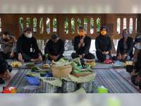 Ganjar Pranowo Ajak Sedulur Sikep di Blora Ikut Sukseskan Vaksinasi COVID-19