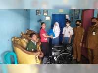 OSIS SMA Negeri 1 Bojonegoro Serahkan Bantuan Kursi Roda pada Warga Kurang Mampu