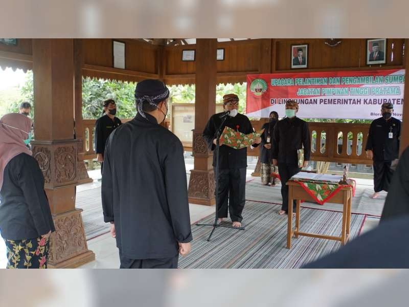 Unik, Bupati Lantik 13 Pejabat di Lingkup Pemkab Blora di Kampung Adat Samin