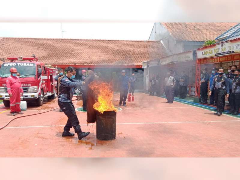 Antisipasi Kebakaran, 55 Petugas Lapas Tuban Ikuti Simulasi Peralatan Proteksi Kebencanaan
