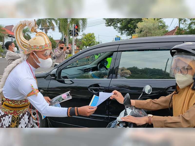 Sosialisasi Protokol Kesehatan, Anggota Sat Lantas Polres Tuban Kenakan Kostum Hanoman