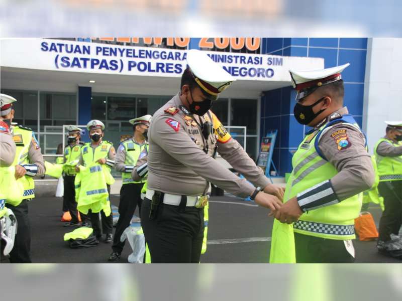 Memasuki Musim Hujan, Sat Lantas Polres Bojonegoro Periksa Kelengkapan Personel