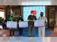 Bupati Serahkan Hadiah Utama BPR BKK Blora