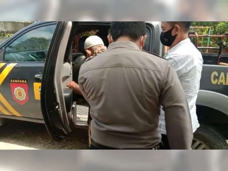 Polisi di Bojonegoro ini, Beri Layanan Antar Jemput pada Lasia untuk Ikuti Vaksinasi COVID-19