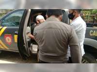 Polisi di Bojonegoro ini, Beri Layanan Antar Jemput pada Lasia untuk Ikuti Vaksinasi COVID-19