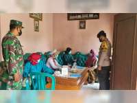 Petugas Gabungan di Bojonegoro Sasar Vaksinasi bagi Lansia Secara Door to Door