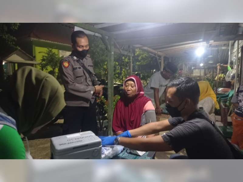 Percepat Vaksinasi Lansia, Pemdes Sonorejo, Bojonegoro, Gelar Vaklsinasi Malam Hari