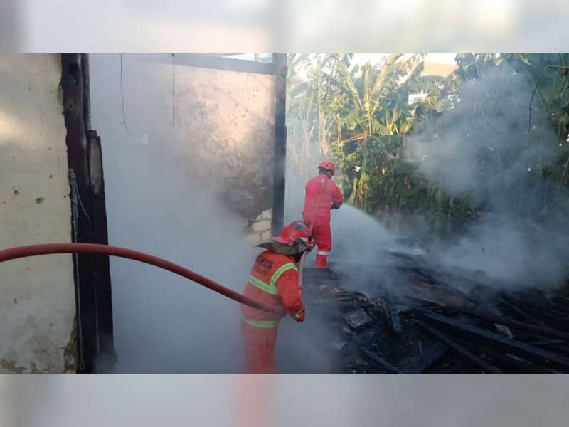 Diduga Akibat Korsleting Listrik, Bangunan Warung di Jenu, Tuban, Ludes Terbakar