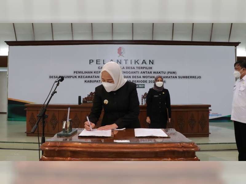 Lantik 2 Kades PAW, Bupati Bojonegoro Minta Selaraskan Program untuk Sejahterakan Masyarakat