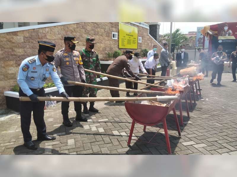 Kejaksaan Bojonegoro Musnahkan Barang Bukti Tindak Pidana yang Sudah Berkekuatan Hukum Tetap