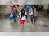 Perjuangan Petugas Gabungan di Bojonegoro Menuju Lokasi Vaksinasi di Dusun Terpencil