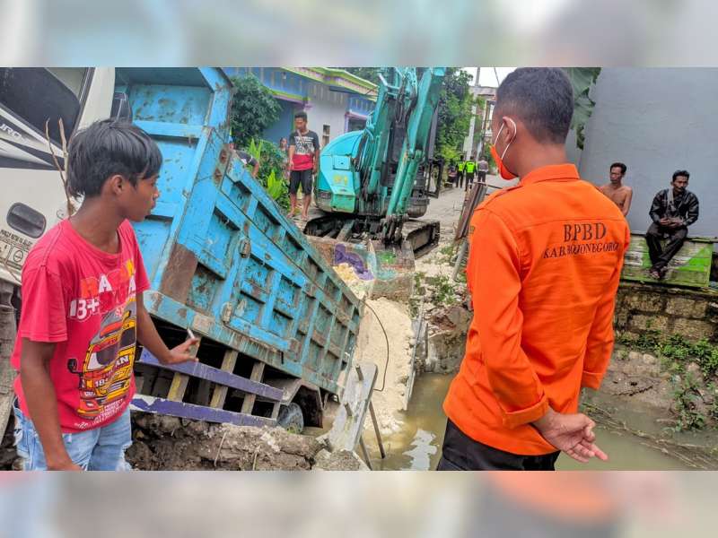 Jembatan di Dander, Bojonegoro, Ambruk saat Dilewati Truk Bermuatan Tanah Urug