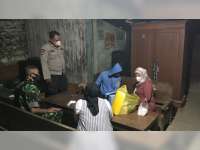 Petugas Gabungan di Tunjungan, Blora, Lakukan Vaksinasi 'Door to Door' Hingga Malam Hari