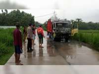 Diduga Akibat Korsleting Kabel Elektronik, Sebuah Truk di Gayam, Bojonegoro Terbakar di Jalan