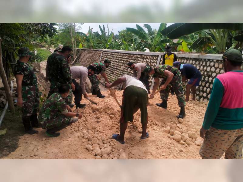 TNI, Polri, dan Warga di Kanor, Bojonegoro, Kerja Bakti Perbaiki Jalan yang Ambles