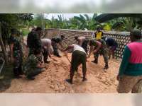 TNI, Polri, dan Warga di Kanor, Bojonegoro, Kerja Bakti Perbaiki Jalan yang Ambles