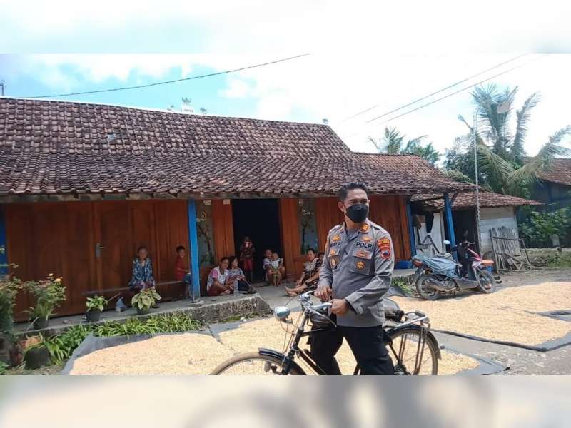 Naik Sepeda, Kapolsek Jati, Polres Blora Blusukan Kampung Ajak Warga Ikuti Vaksinasi COVID-19