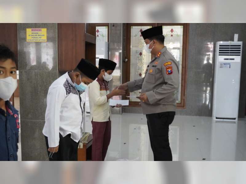 Kapolres Bojonegoro Berikan Santunan pada Anak Yatim
