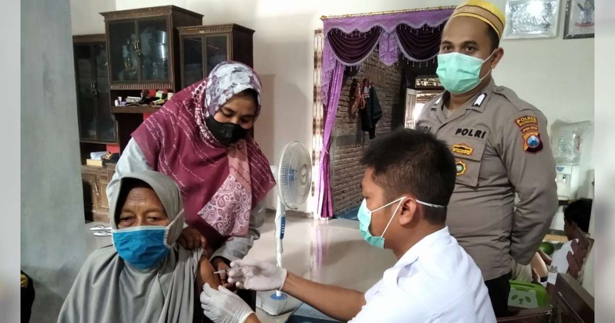 Jelang Libur Nataru Polisi Bojonegoro Genjot Vaksinasi Covid Secara Door To Door