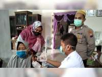 Jelang Libur Nataru, Polisi Bojonegoro Genjot Vaksinasi COVID-19 Secara 'Door to Door'