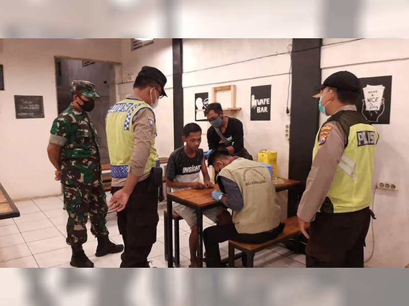 Percepat Capaian Vaksinasi, Aparat Gabungan di Sumberrejo, Bojonegoro, Sasar Pengunjung Warkop