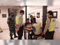 Percepat Capaian Vaksinasi, Aparat Gabungan di Sumberrejo, Bojonegoro, Sasar Pengunjung Warkop