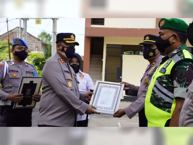 Kapolres Bojonegoro Beri Penghargaan pada Anggota Polri, Babinsa, Kades, dan Nakes