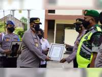 Kapolres Bojonegoro Beri Penghargaan pada Anggota Polri, Babinsa, Kades, dan Nakes