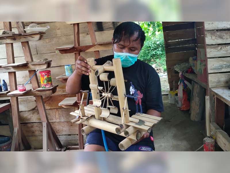 Cerita Pemuda Blora Berjuang di Tengah Pandemi dengan Membuat Berbagai Jenis Kerajinan Bambu