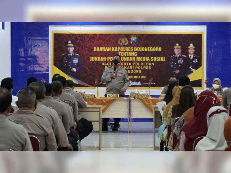 Kapolres Bojonegoro Beri Arahan pada Anggota dan Bhayangkari dalam Bermedia Sosial