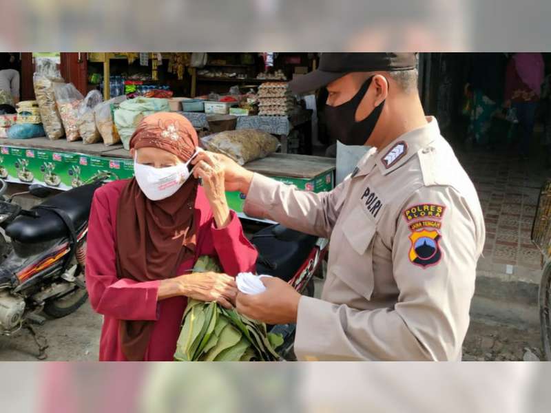 Polisi Ngawen, Blora, Sosialisasikan Protokol Kesehatan dan Bagikan Masker Gratis