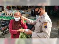 Polisi Ngawen, Blora, Sosialisasikan Protokol Kesehatan dan Bagikan Masker Gratis