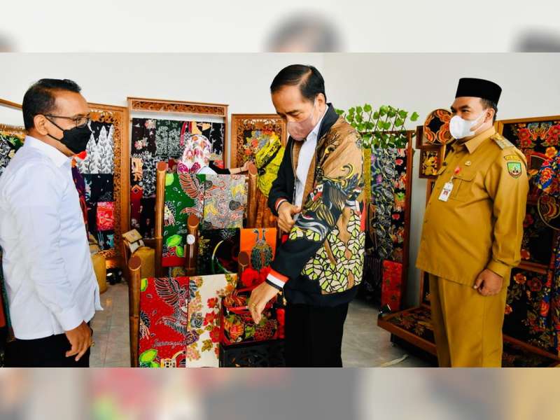 Pelaku UKM di Bandara Ngloram Blora Ini Kaget, Saat Presiden dan Ibu Negara Beli Barang Dagangannya