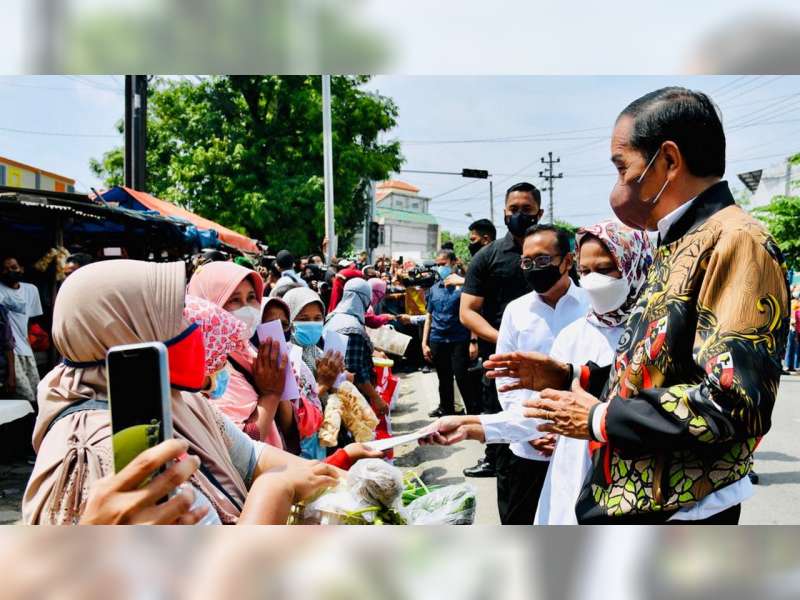 Presiden Jokowi Bagikan Bantuan Tunai dan Sembako pada Pedagang Pasar Mulyorejo, Blora