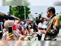 Presiden Jokowi Bagikan Bantuan Tunai dan Sembako pada Pedagang Pasar Mulyorejo, Blora