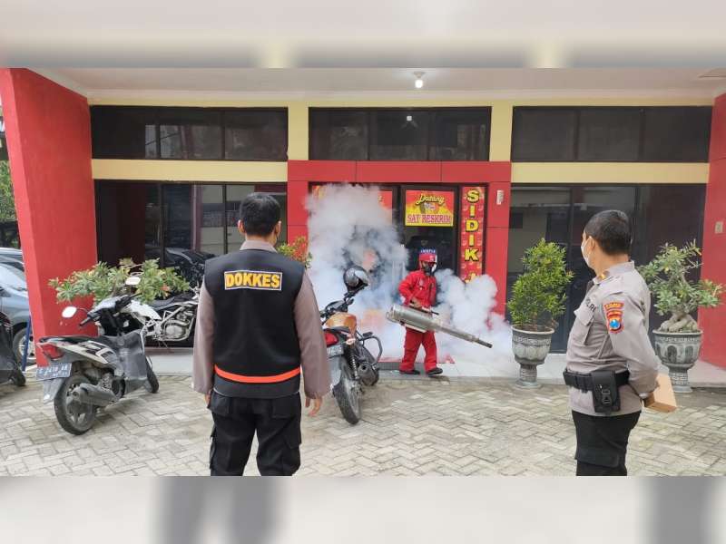 Waspadai Penyakit DBD, Markas Polres Bojonegoro Dilakukan Fogging