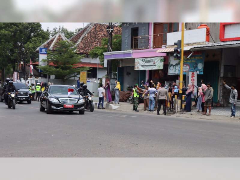 Kapolres Bojonegoro Pimpin Pengamanan Rute Presiden dari Blora Menuju Ngawi