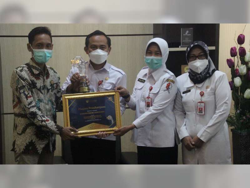 Pemkab Bojonegoro dan Pemdes Tlogorejo Terima Piagam Penghargaan Keterbukaan Informasi Award 2021