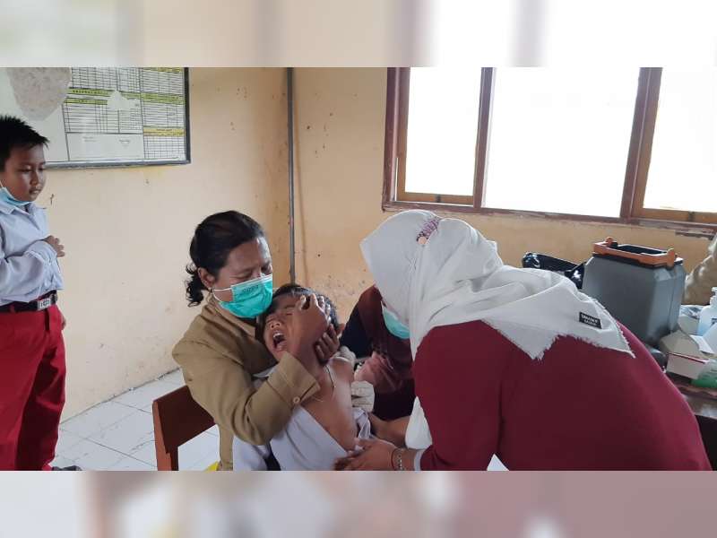 Keseruan Vaksinasi Anak di Desa Karangdinoyo, Bojonegoro: dari Menangis hingga Sembunyi di Kolong Meja