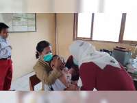 Keseruan Vaksinasi Anak di Desa Karangdinoyo, Bojonegoro: dari Menangis hingga Sembunyi di Kolong Meja