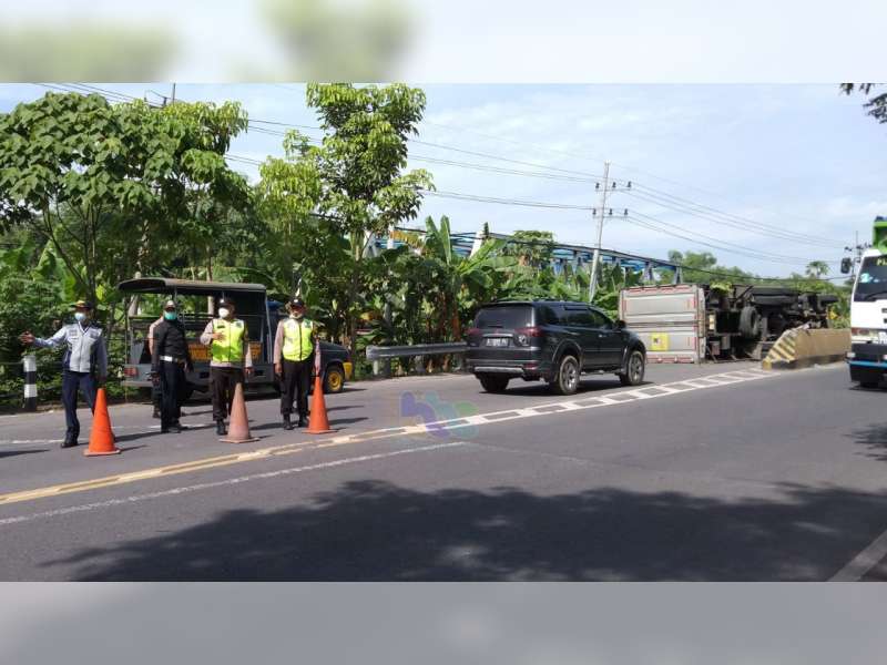 Diduga Pengemudi Mengantuk, Truk Boks di Kalitidu, Bojonegoro, Tabrak Pembatas Jembatan hingga Terguling