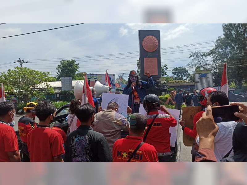 Gaji Belum Terbayar, Puluhan Buruh di Blora Lakukan Demo di Depan Gedung DPRD