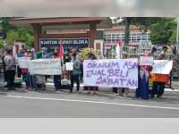Puluhan Warga Plantungan, Gelar Aksi Demo di Depan Kantor Bupati Blora
